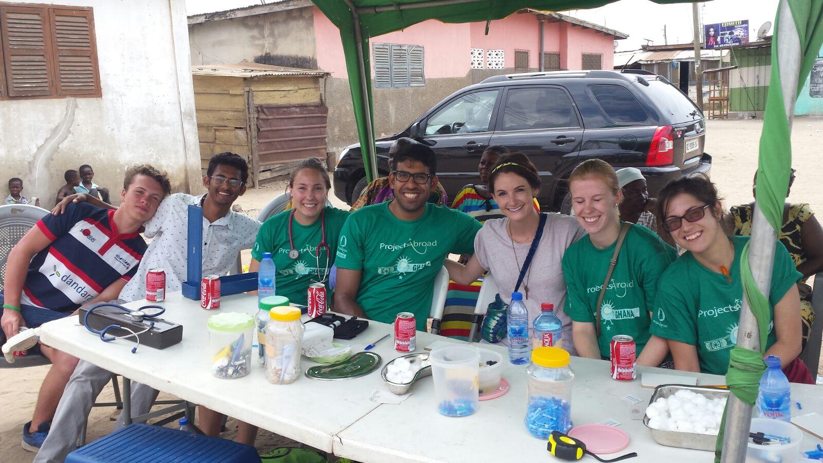 Pasantes de Medicina y Enfermería en Ghana se preparan para una brigada. Pasantes de enfermería listos para comenzar a revisar pacientes en una brigada médica.